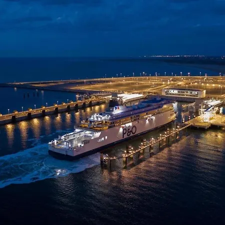 Vue Sur Classe 3 Etoiles, Apartment Calais